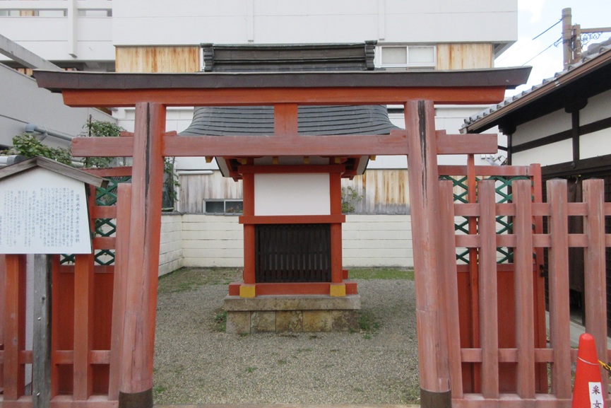 采女神社（奈良市）　猿沢池に背を向けて鎮座する縁結びの神様