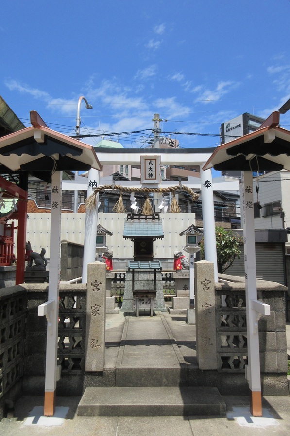 三津神社の戎神社|白い鳥居が印象的な福の神