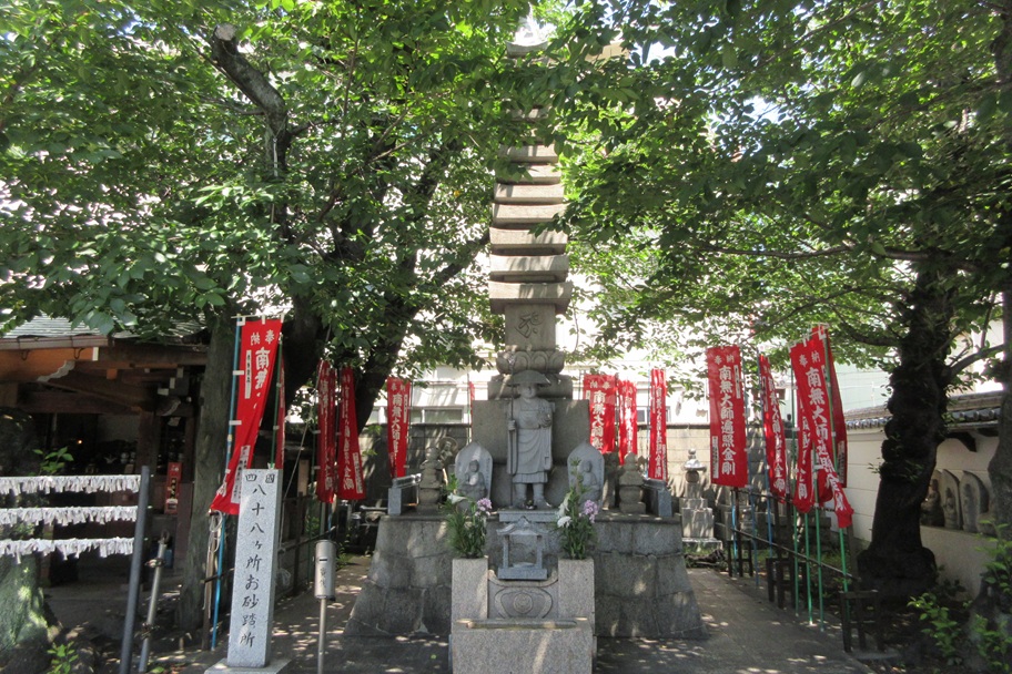 釈迦院の弘法大師像｜祈りの道を見守る存在