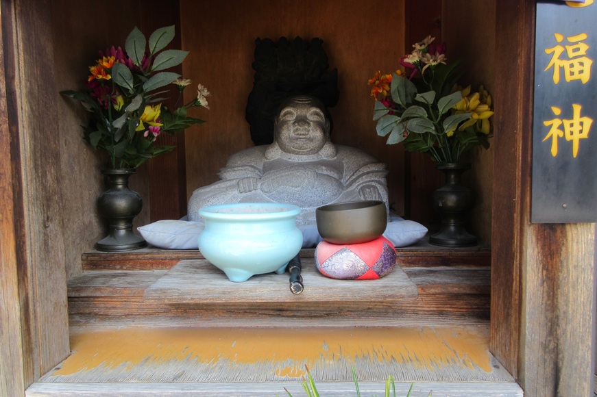 釈迦院の布袋尊像｜笑みと静けさが共にある福の神