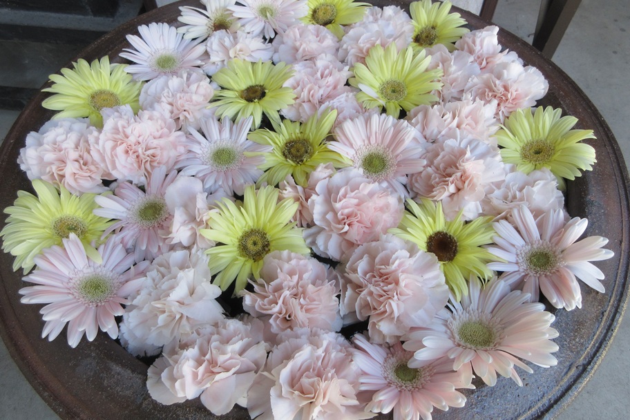 釈迦院の花手水｜色とりどりの花が浮かぶ癒しの水面
