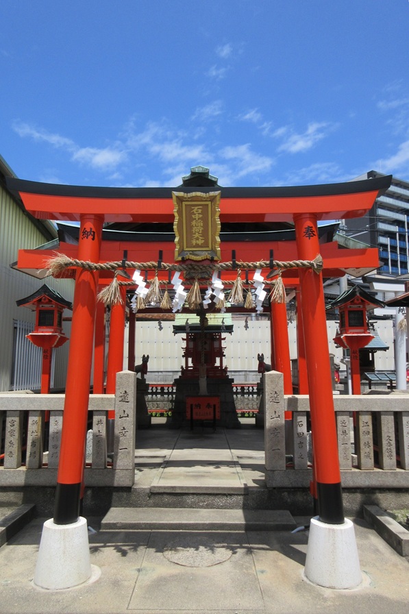 三津神社の石中稲荷神社|赤い鳥居の先に祀られる商売繁盛の神様
