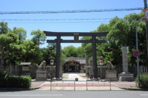 大阪・三社神社の鳥居。大通り沿いに佇み、静けさへの入口となる神社の風景