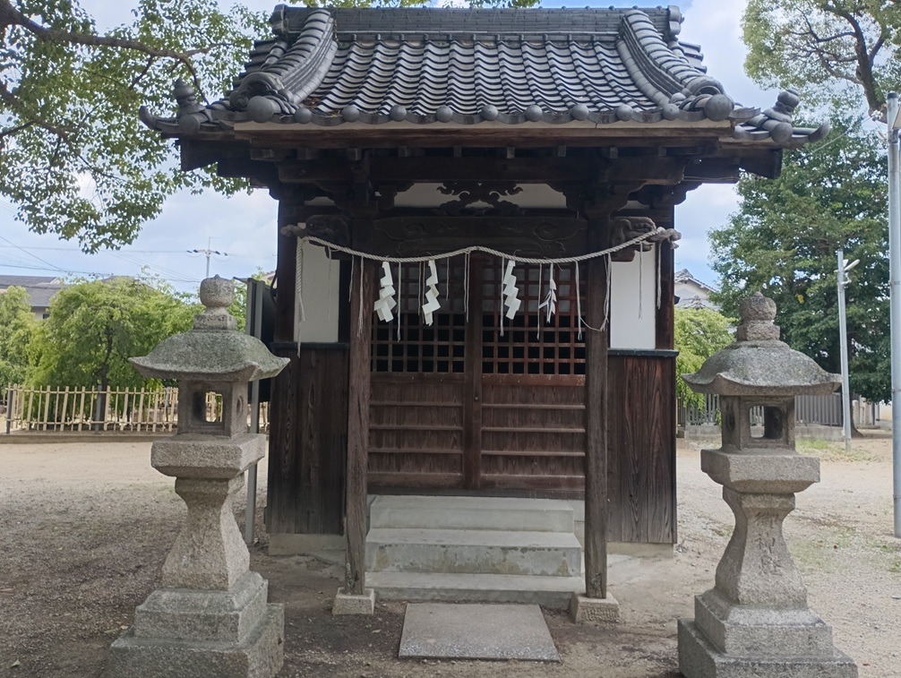 華表神社の境内にある太神社。小さな社殿が静かに佇んでいます。
