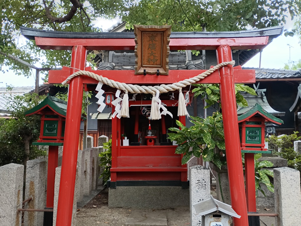 朱色の鳥居が映える稲荷社─末廣大神に込められた福の祈り