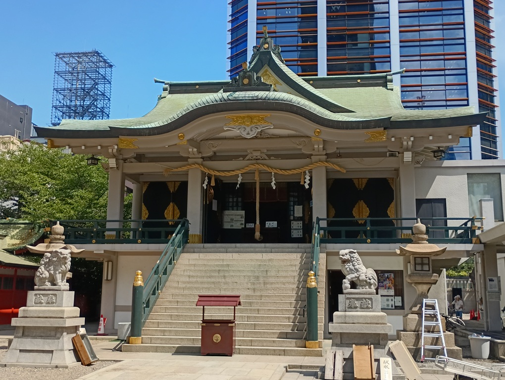 重厚感のある造りが印象的な難波神社の荘厳な拝殿