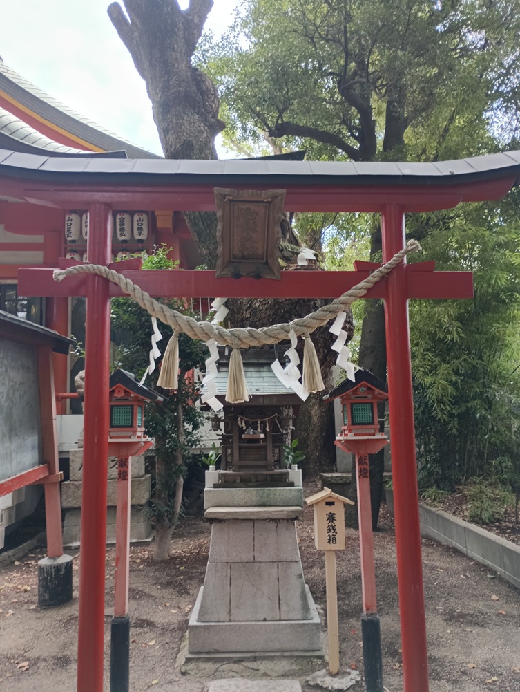 我堂八幡宮の白髭社|楠の御神木に寄り添い猿田彦大神を祀る摂社