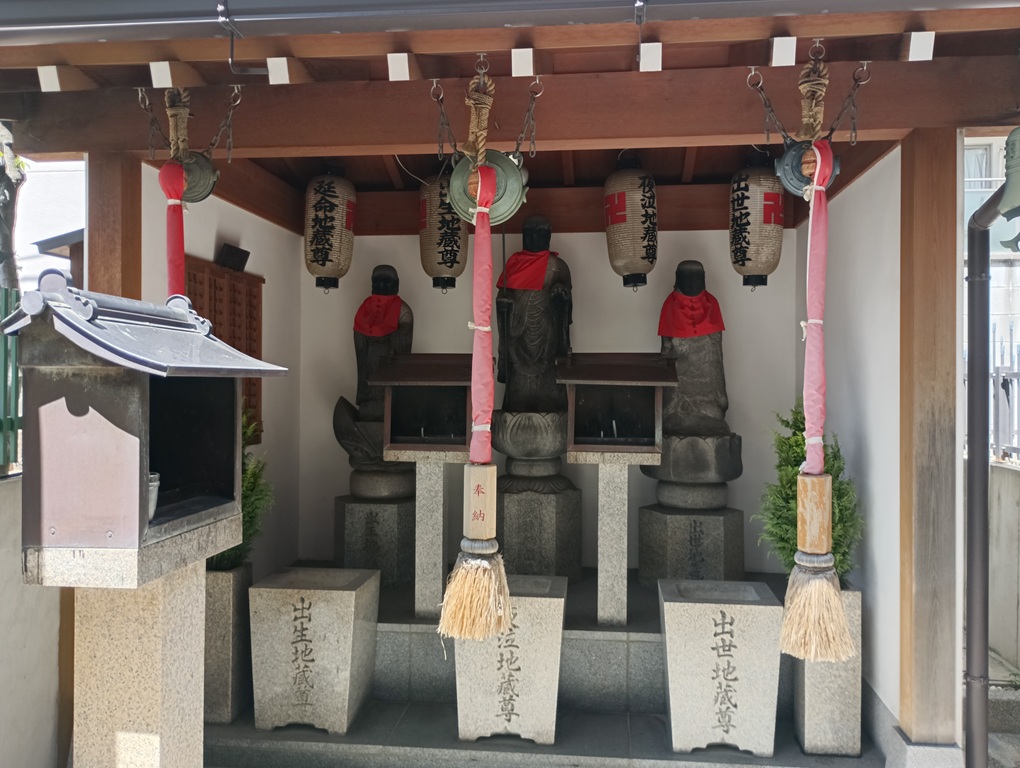 出世地藏尊、夜泣地蔵尊、出生地蔵尊が並ぶ地蔵堂。