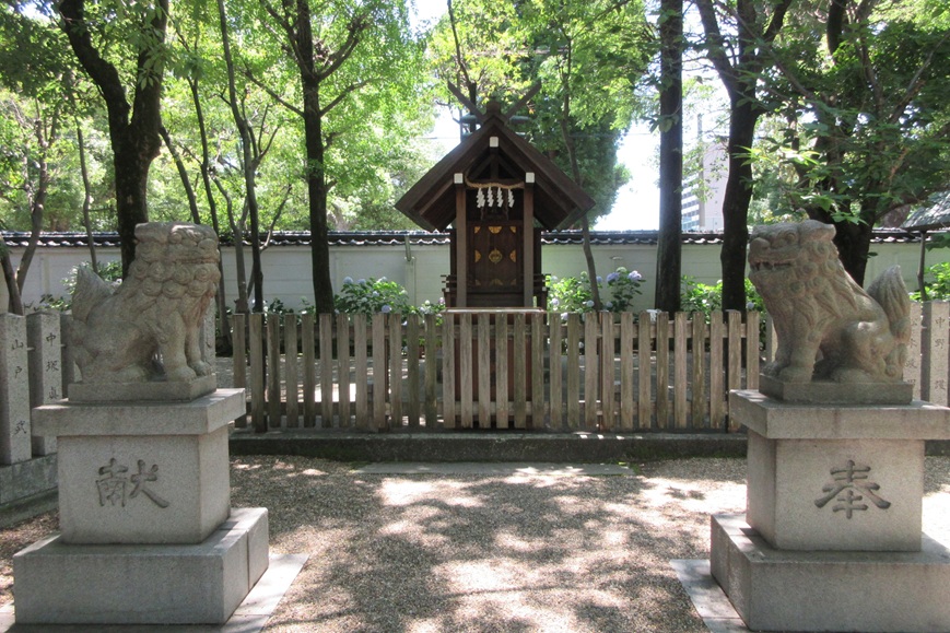 三社神社の境内社・大海神社。海の神を祀る静かな祈りの空間