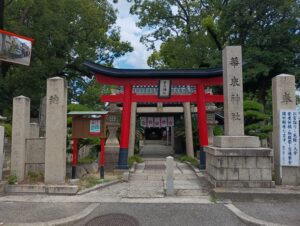 大阪・堺市北区の華表神社入り口に立つ朱塗りの鳥居。静かな住宅街に映える鮮やかな朱色。