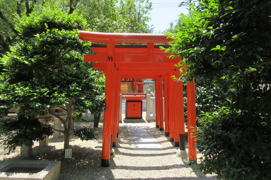 三社神社の境内にある稲荷神社。明るく整った祈りの空間