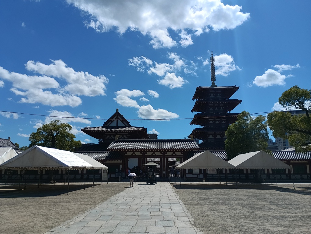 四天王寺の五重塔を遠景で撮影した写真。巡礼の途中に見える祈りの象徴的な塔。