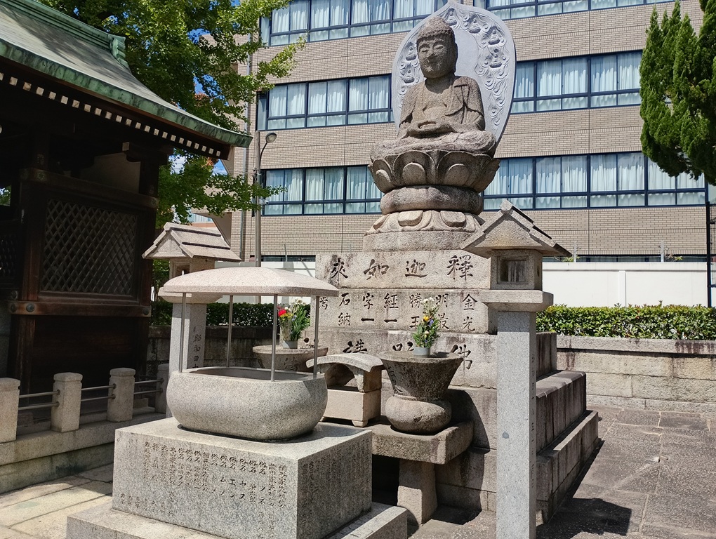 四天王寺・丸池の前の釈迦如来像。おおさか十三佛霊場第二番札所の本尊として代札所の祈りを受け継ぐ。