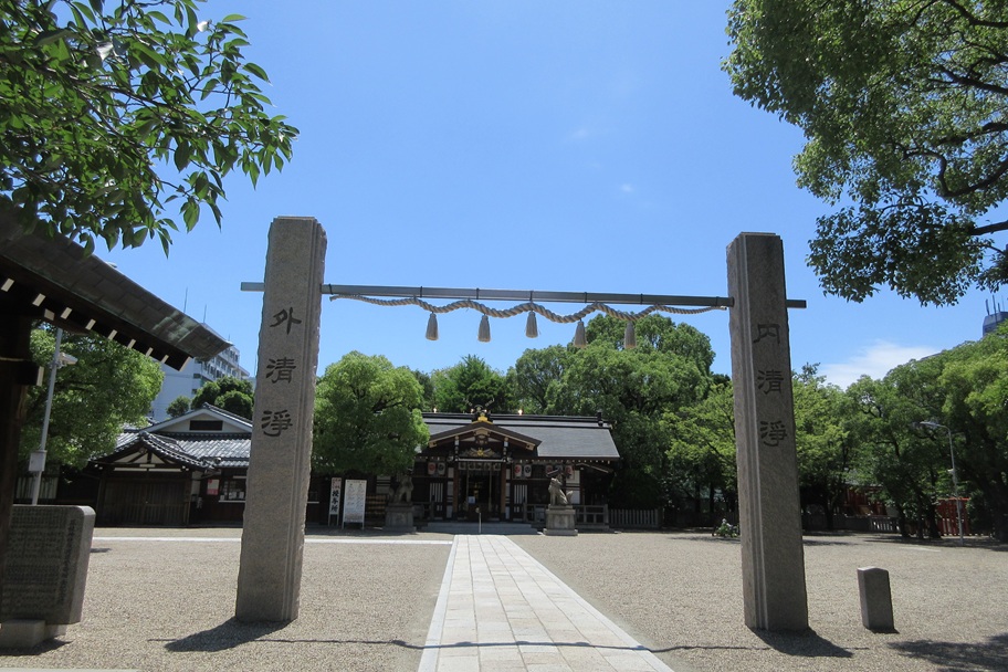 三社神社の石柱と注連縄。鳥居をくぐった先にある神域の入口