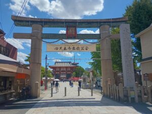 四天王寺の石鳥居。十三佛霊場第四番札所の入口に立つ歴史的な鳥居。