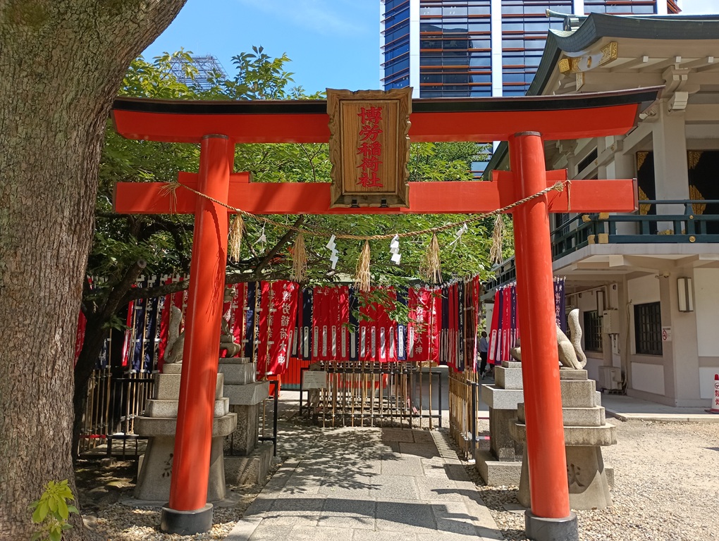 赤い鳥居が並ぶ博労稲荷神社の参道