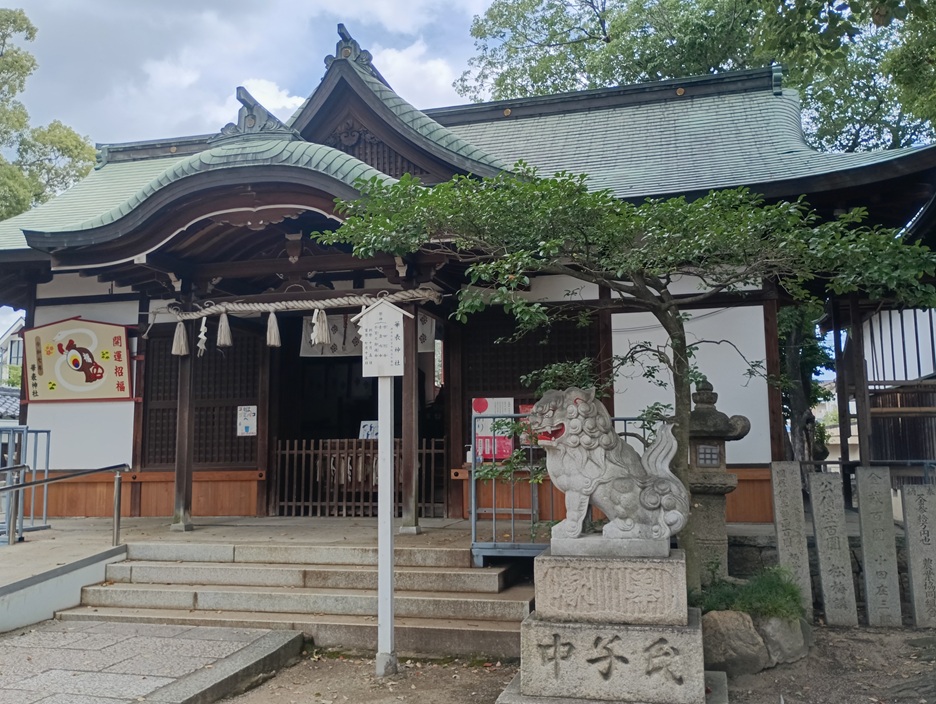 華表神社の拝静。静けさに包まれた祈りの空間。