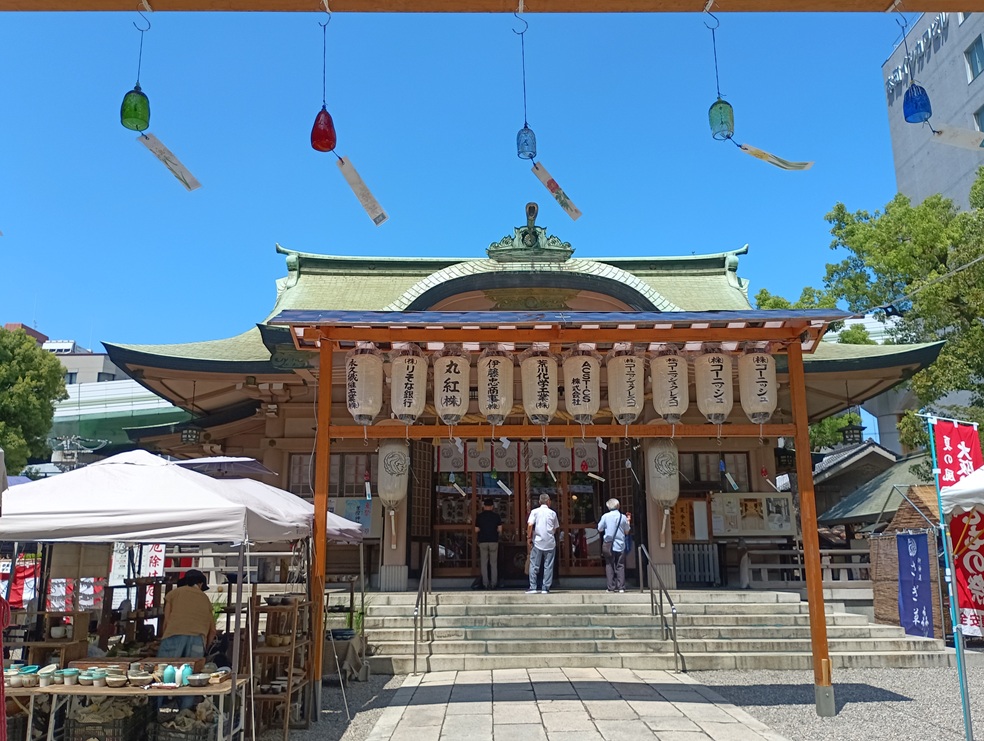 大阪市中央区の坐摩神社拝殿。昭和34年再建の鉄筋コンクリート造で、正面に白鷺の神紋が見える。