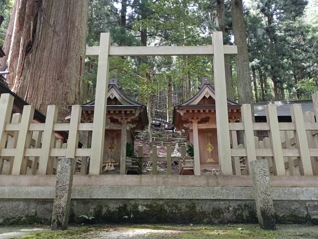 洞川八幡宮の拝殿横に並ぶ二つの末社。