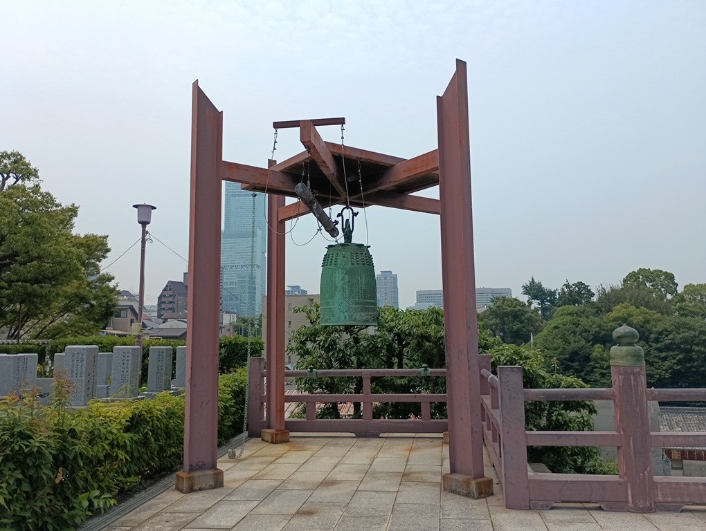 清水寺の舞台に佇む平和の鐘。静けさと祈りが響く癒しの空間