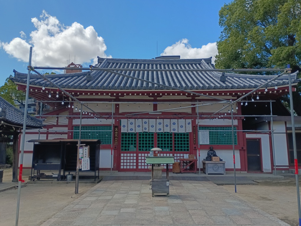 四天王寺の万燈院全景。おおさか十三佛霊場第四番札所として、普賢菩薩を祀る札所。