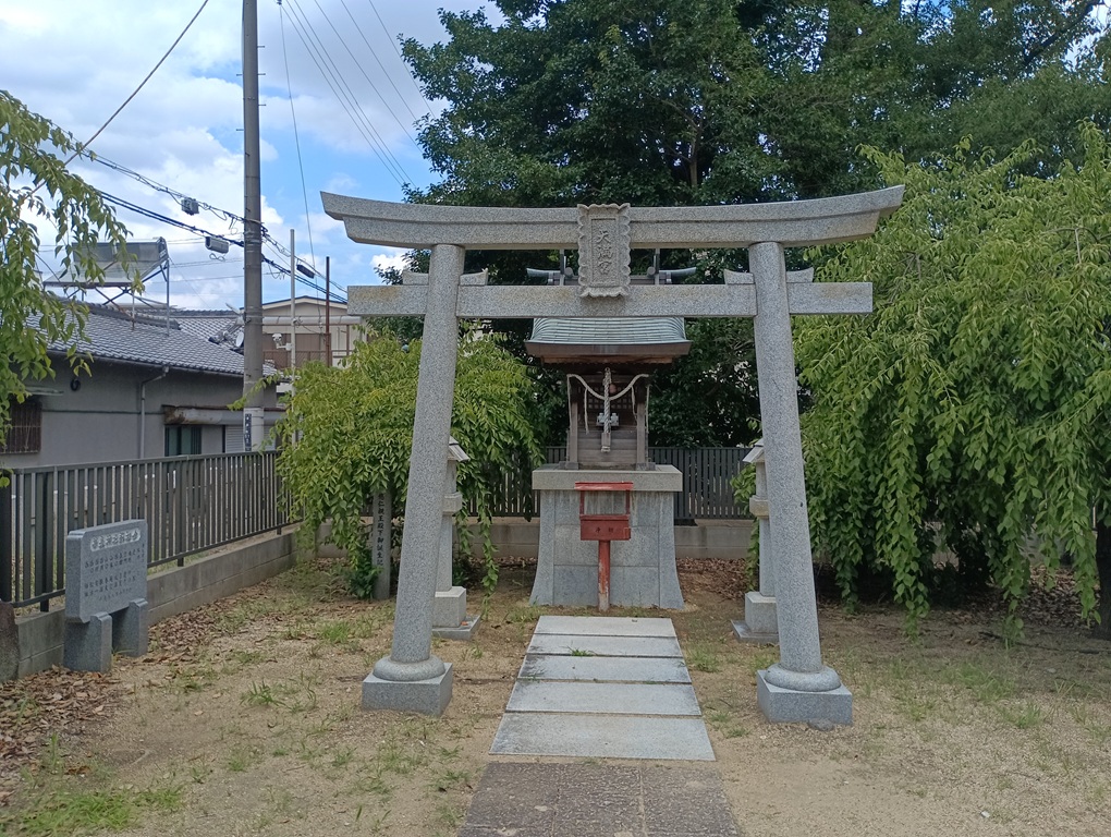 華表神社の境内社・天満宮。学業成就の神・菅原道真公を祀る社殿。