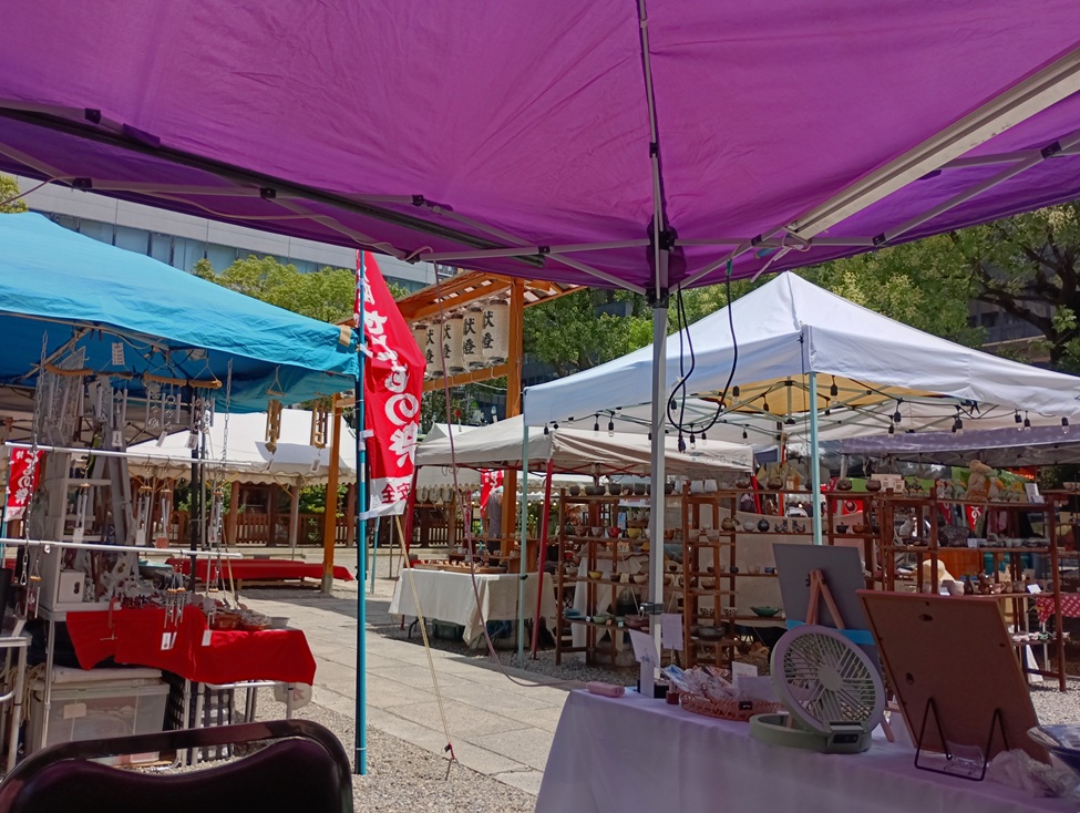 坐摩神社夏祭の陶器市。境内に並ぶ色とりどりの陶器と参拝客の賑わい。