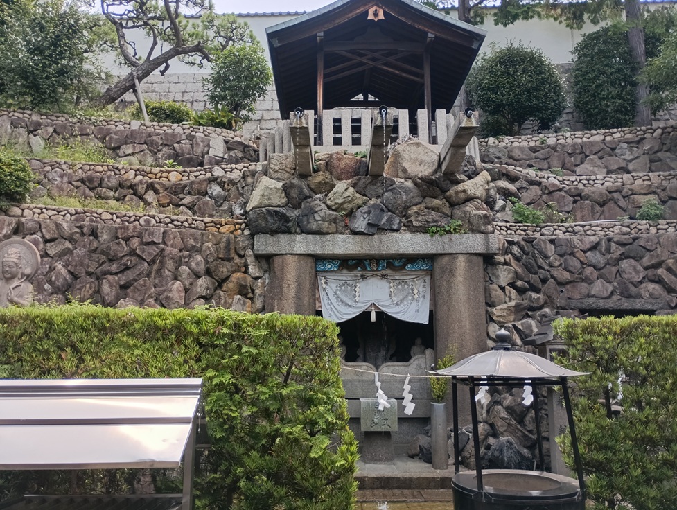 滝の音に包まれる舞台で、そっと深呼吸—大阪・清水寺で癒しの御朱印めぐり