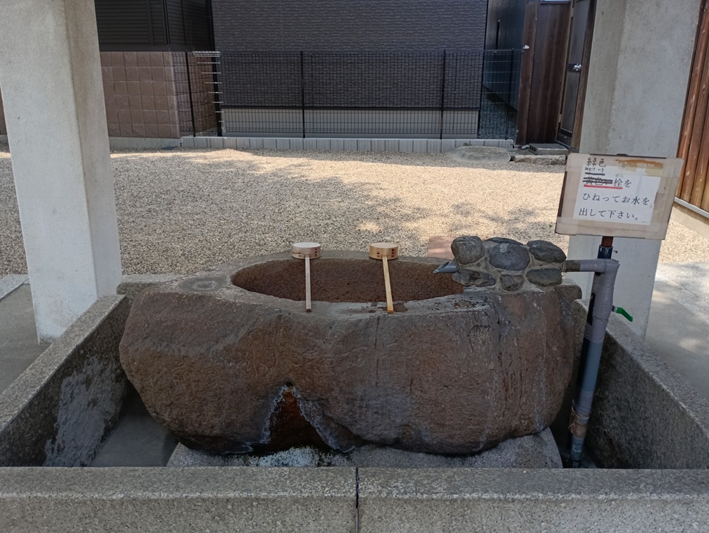 熊野大神宮の手水舎。参拝前に心を整える清らかな水
