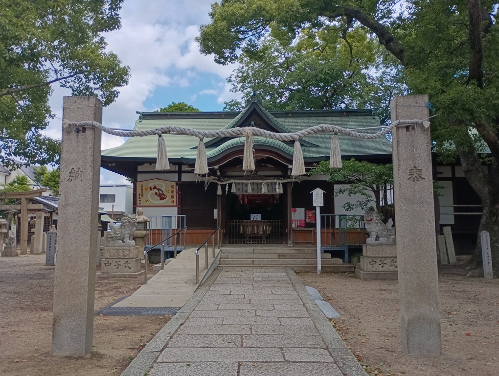 華表神社の境内に立つ注連石。神域の結界を示す神聖な石柱。