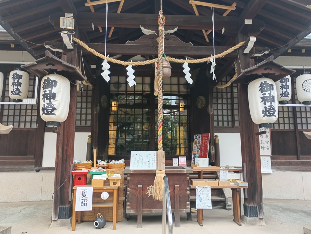 大阪市・東高津宮の拝殿。落ち着いた佇まいと静けさが印象的
