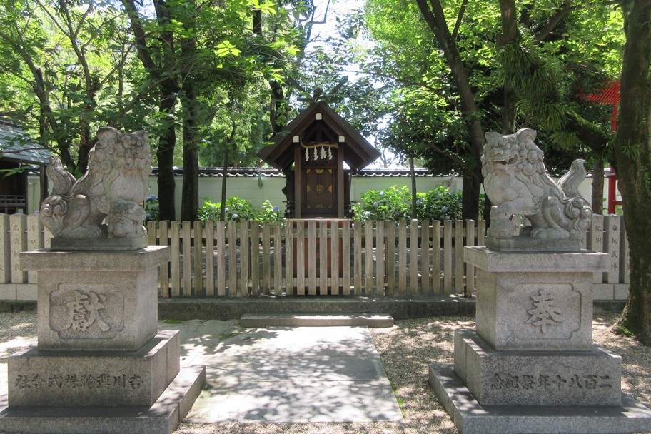 三社神社の境内社・柿本神社。和歌の神・柿本人麻呂を祀る静かな社
