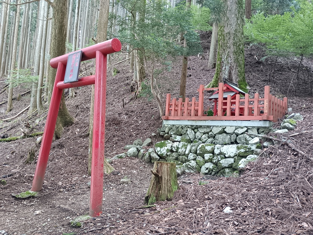 洞川八幡宮・稲荷社。