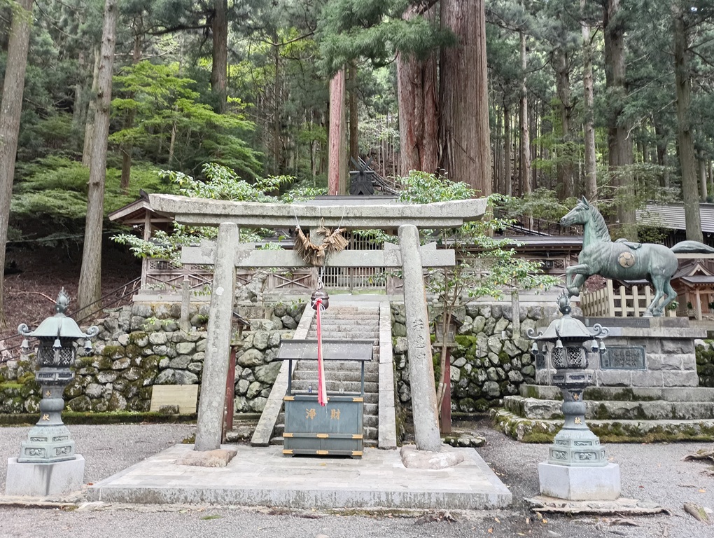 慶応2年に造替された洞川八幡宮の社殿。
