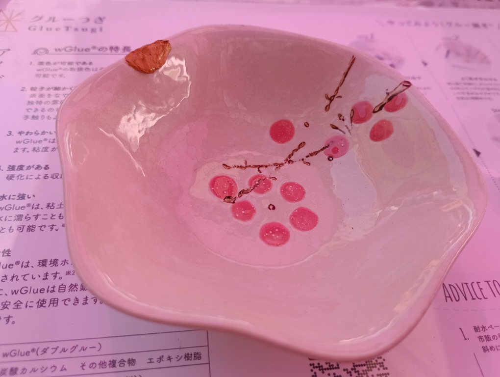 坐摩神社大阪せともの祭で金継ぎ体験。欠けた器を修復する様子。