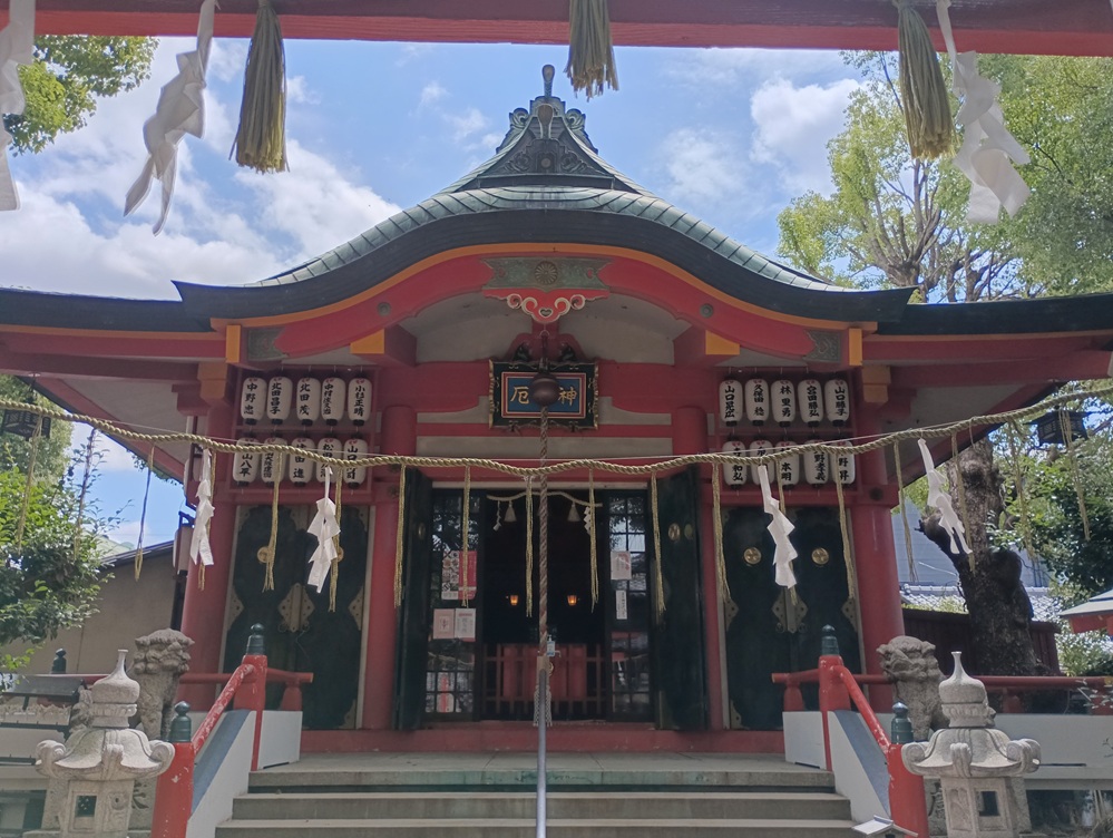 我堂八幡宮の拝殿|朱色が映える厄除けの祈りの空間