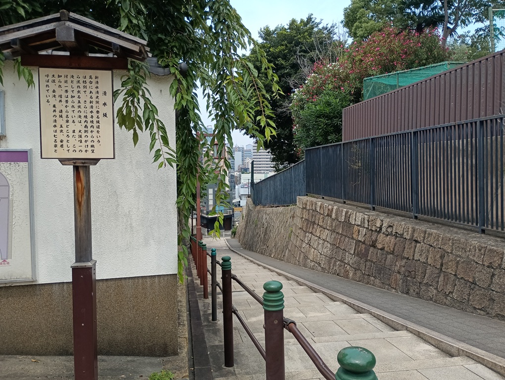 清水寺へ続く清水坂。緑に包まれた静かな坂道。