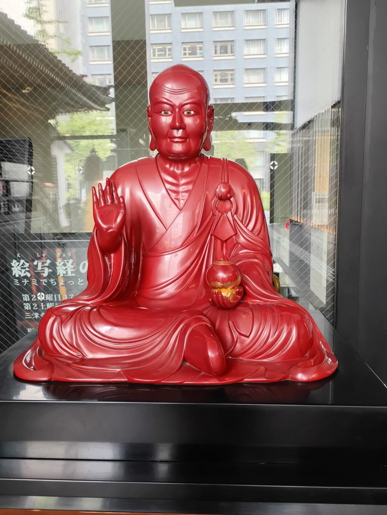 三津寺の境内に安置された賓頭盧尊者像。参拝者が体を撫でて病気平癒を願う