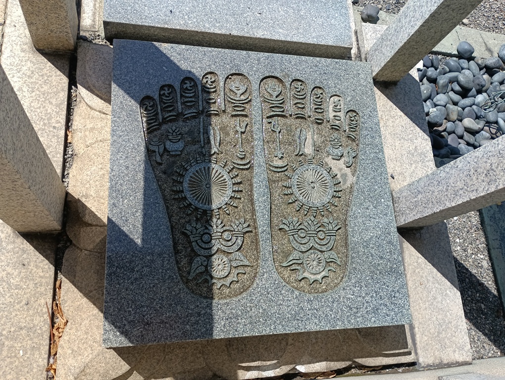 本堂の前にある仏足石