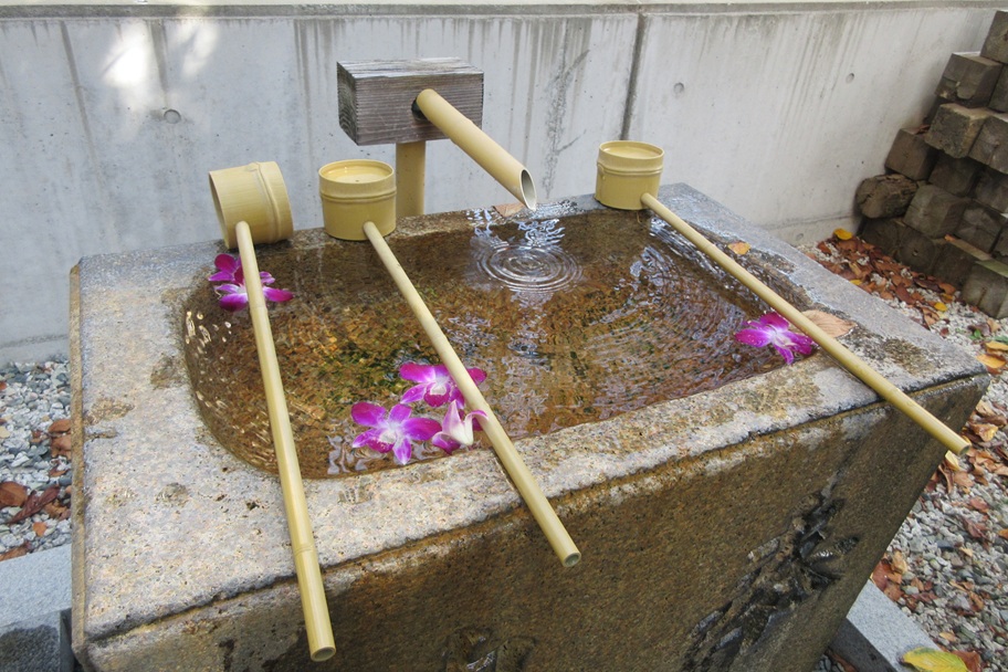 お花が浮かべられた手水舎