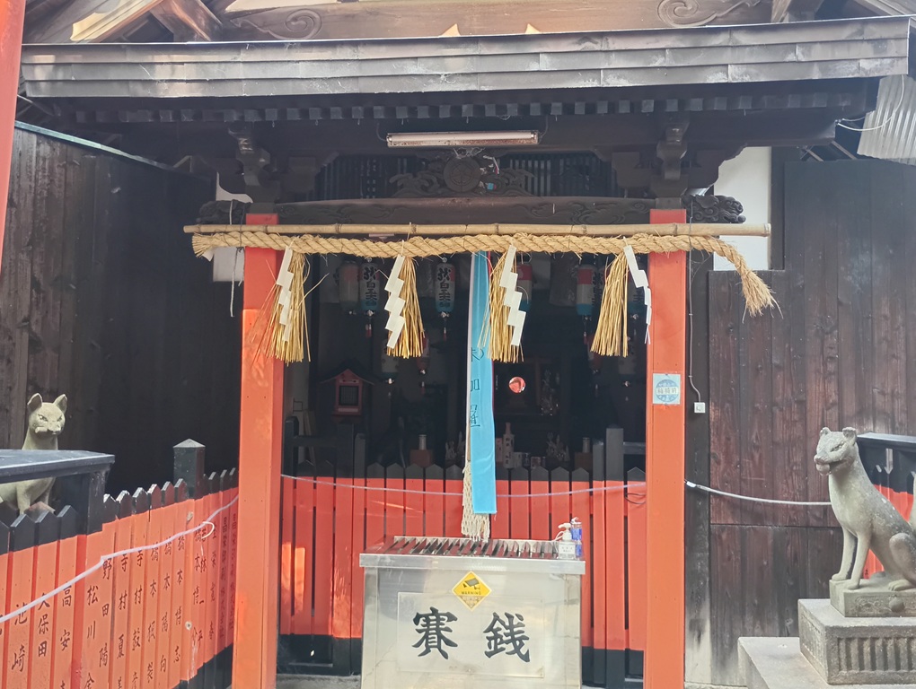 彌榮神社の境内に祀られる白玉大明神