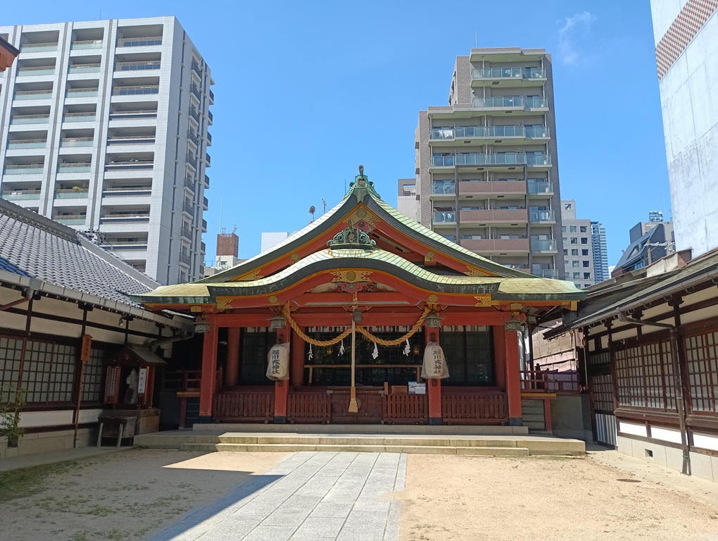 堀川戎神社の拝殿。商売繁盛を願う参拝者が訪れる祈りの場
