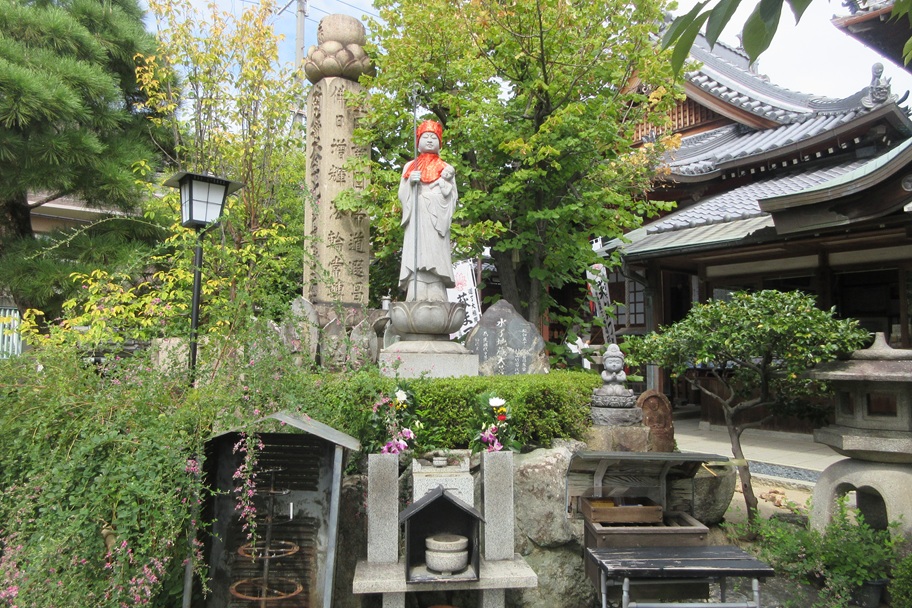 金光明最勝王経の写経塔と水子供養地蔵尊