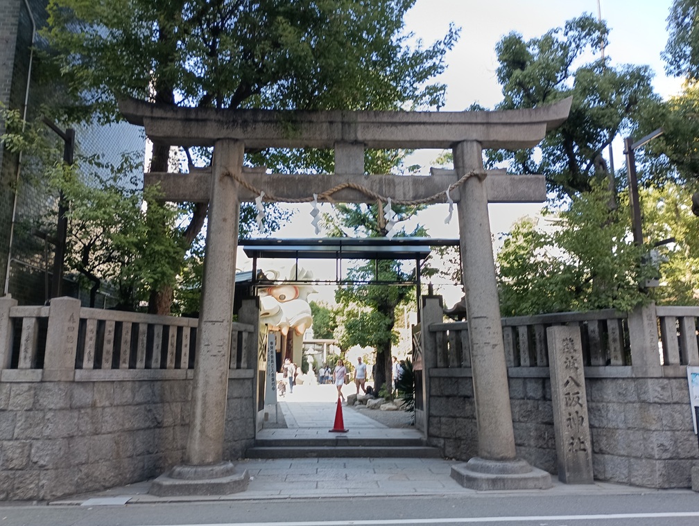 難波八阪神社の石造りの鳥居