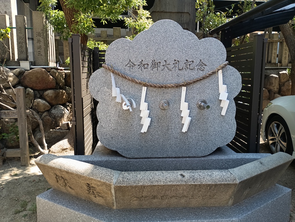堀川戎神社の手水舎。参拝前に心身を清める水が静かに流れる