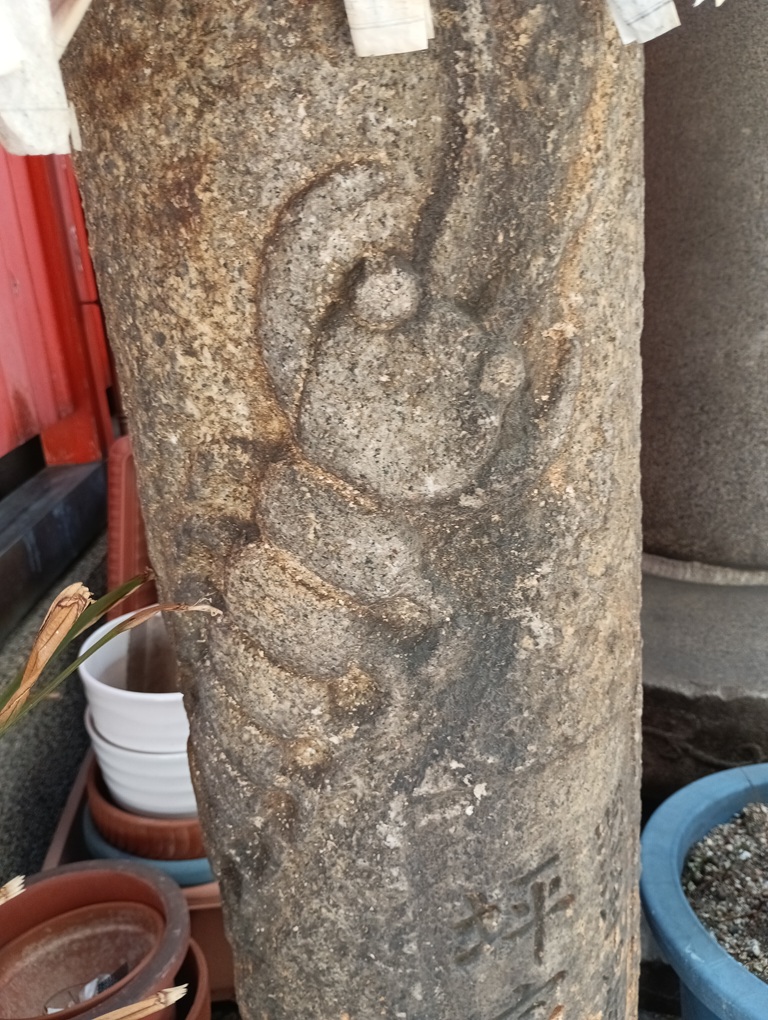 石柱に彫られた百足