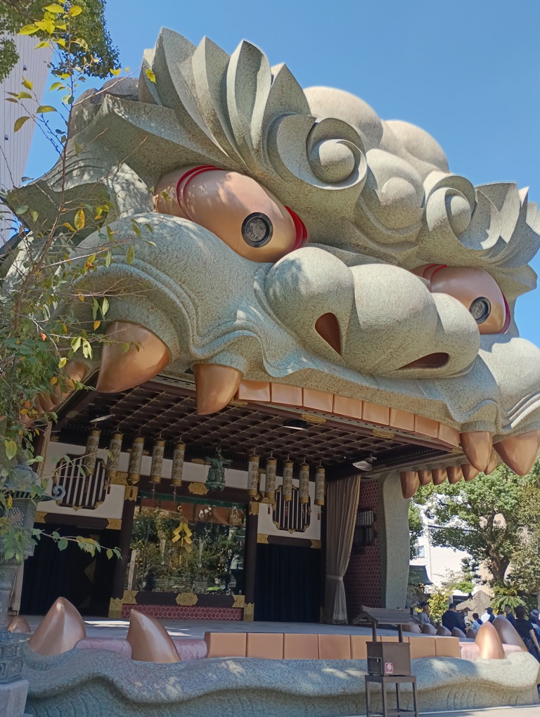 難波八阪神社の巨大な獅子殿(獅子舞台)