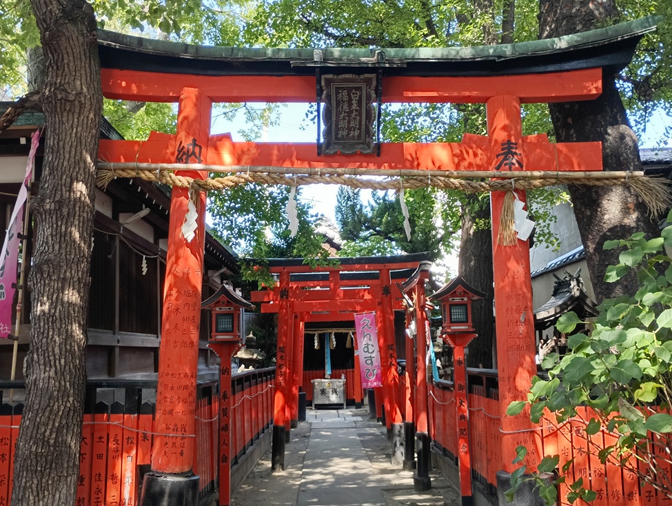 福徳大明神と白玉大明神へ続く鳥居
