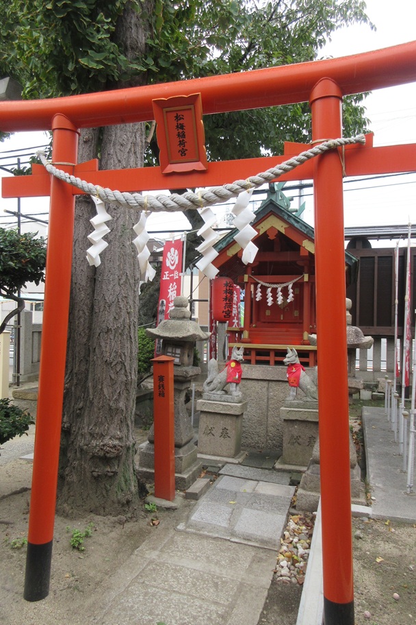 朱塗りの鳥居の奥にある松梅稲荷宮。