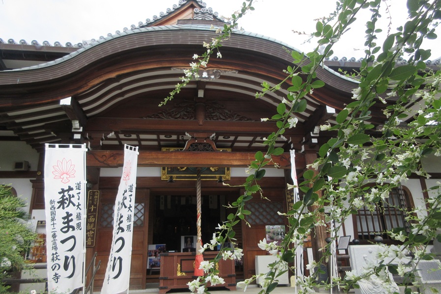 薬師如来を祀る本堂は、祈りと歴史を今に伝える静謐な空間